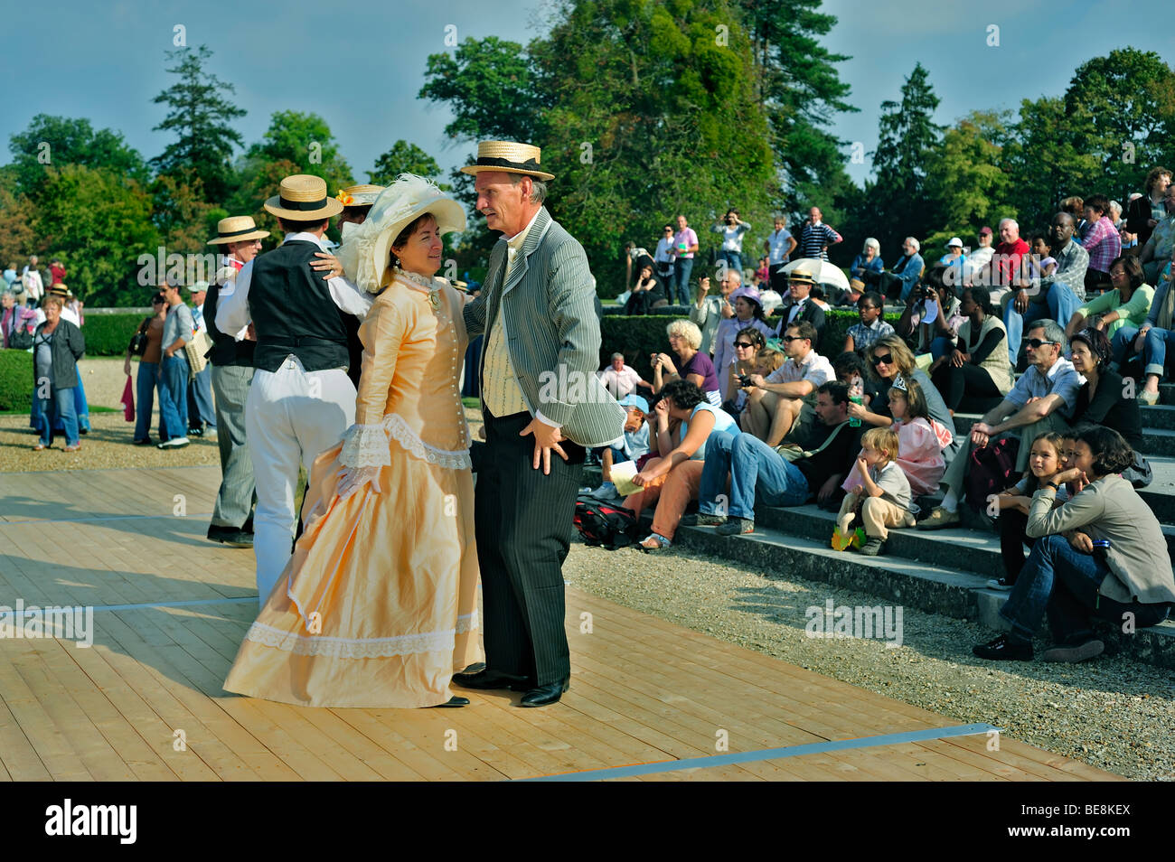 Paris, France - public de touristes regardant un bal, vêtu d'un costume d'époque, d'une robe de fantaisie, de couples français dansant, de chapeaux de femmes, de vieux hommes, groupe Banque D'Images