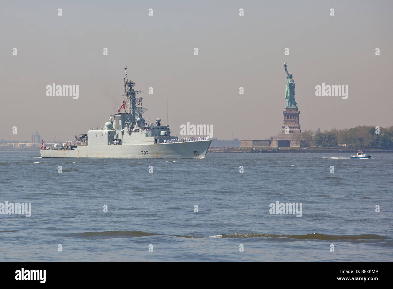 Navire de la Marine canadienne passe devant la Statue de la Liberté à New York durant la Semaine de la flotte Banque D'Images