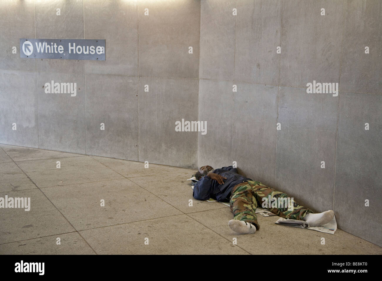 Washington, DC - un sans-abri dort à l'entrée d'une station de métro près de la Maison Blanche. Banque D'Images