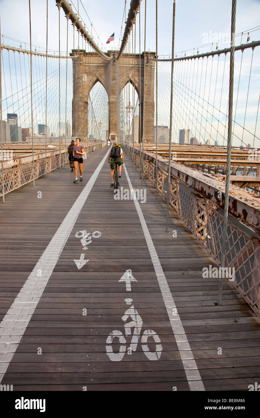 Piste cyclable sur le pont de Brooklyn à New York City Banque D'Images