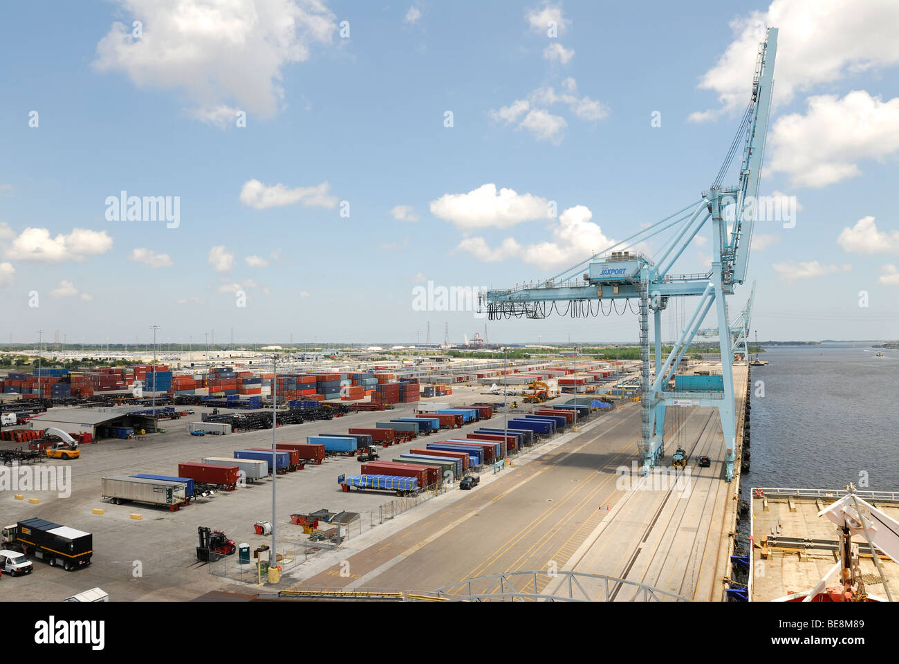 Conteneurs attendent d'être chargés sur un navire au port de Jacksonville. Banque D'Images
