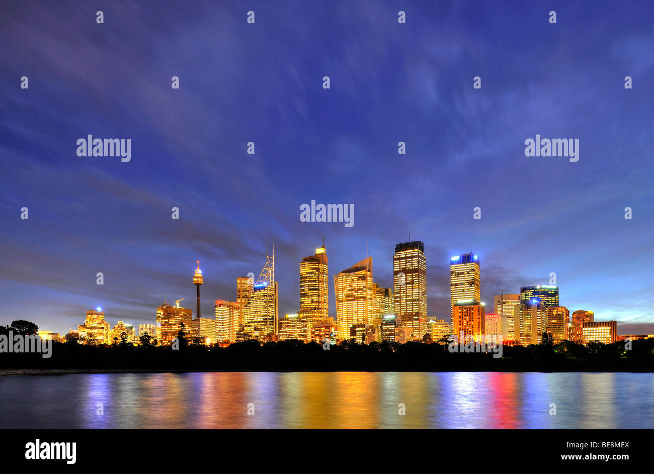 Sydney skyline, TV Tower, Central Business District, nuit, Sydney, New South Wales, Australia Banque D'Images