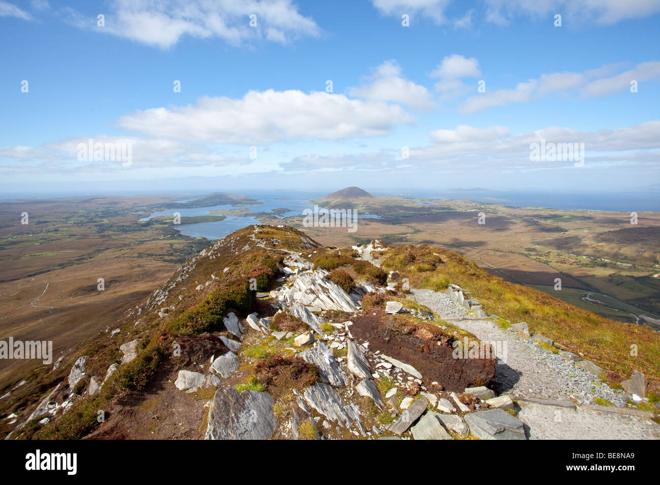 La vue depuis le sommet de Diamond Hill dans le Connemara National Park Banque D'Images