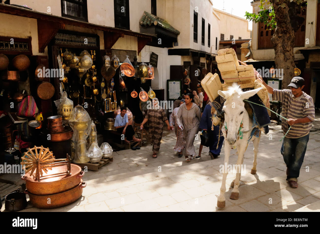 Maroc, Fes ; Place comme Brassmakers Seffarine, le Souq ; Scène de rue à cheval transportant des planches de bois Banque D'Images