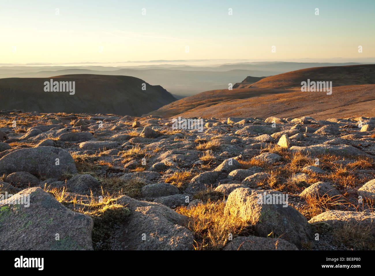 Vue depuis le sommet du Ben Macdui à au nord vers Cairn Lochan et Lairig Ghru, montagnes de Cairngorm, les Highlands écossais, UK Banque D'Images