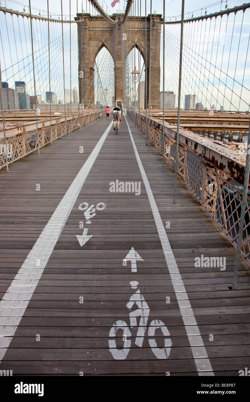 Piste cyclable sur le pont de Brooklyn à New York City Banque D'Images