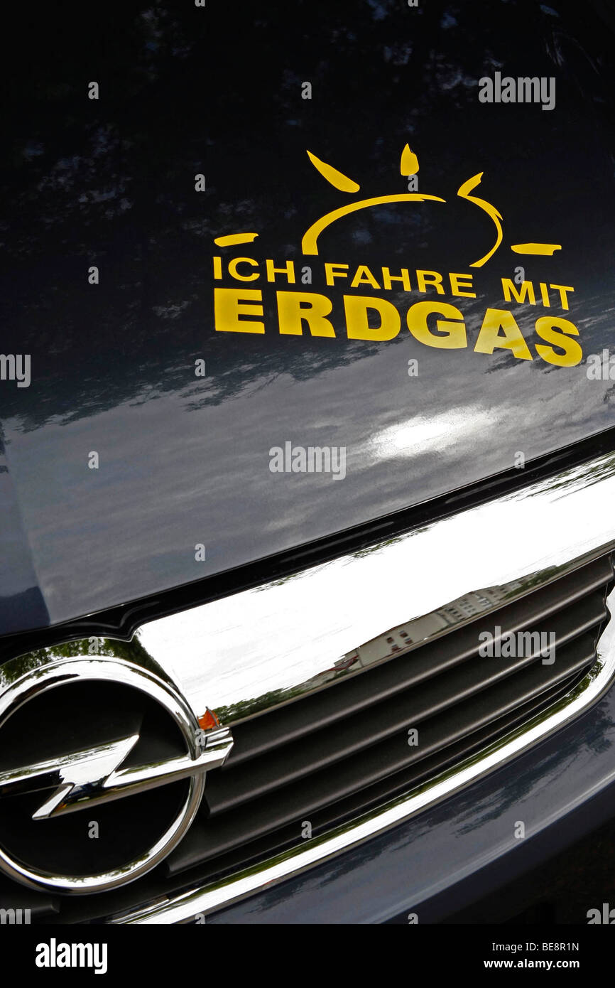 La publicité sur une Opel voiture fonctionnant au gaz naturel Banque D'Images