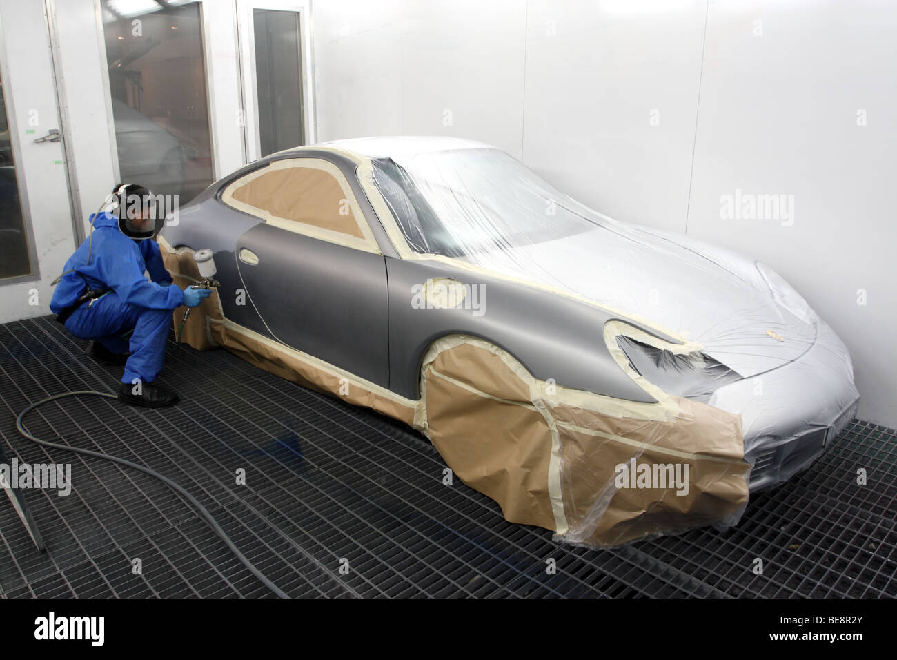 Location de voiture dans un resprayed vaporiser cabine de peinture Banque D'Images