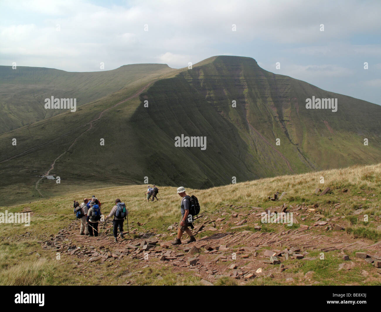 Hill promeneurs près de Pen Y Fan sur les balises. Banque D'Images