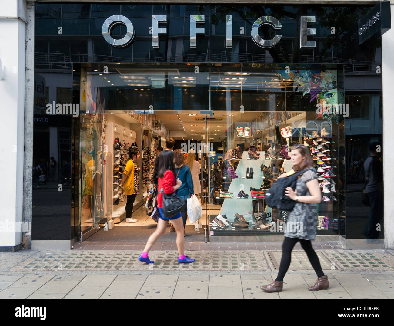 Magasin de chaussures de bureau, Oxford Street, London, England, UK Banque D'Images