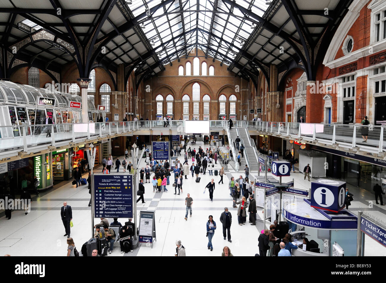Intérieur de la gare de Liverpool Street, Londres, Angleterre, Royaume-Uni, Europe Banque D'Images