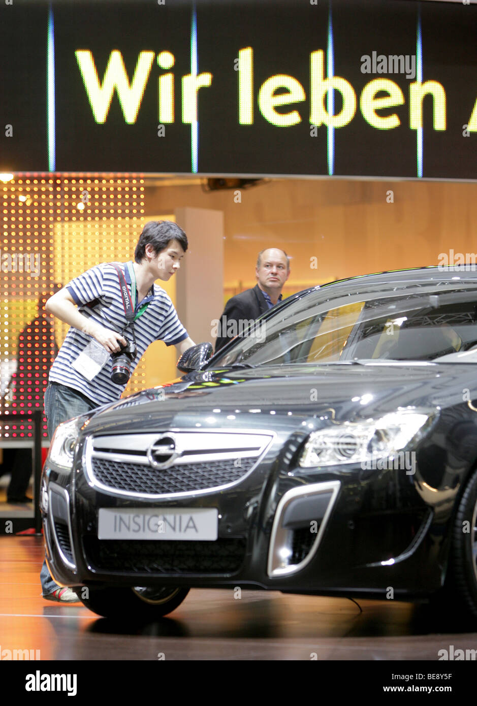 Visiteur à la nouvelle Opel Insignia à la 63. Salon de l'automobile IAA de Francfort/Allemagne Banque D'Images