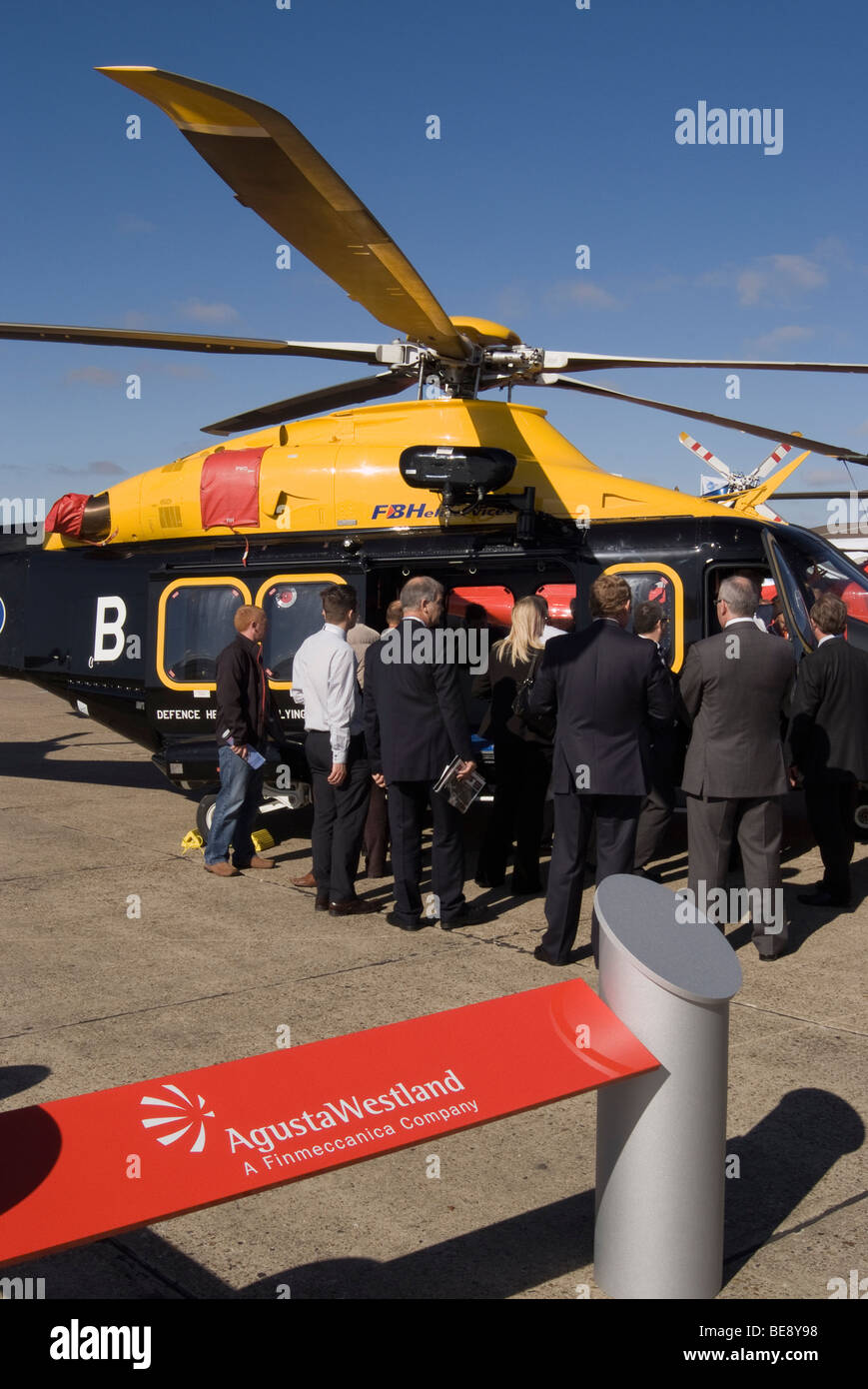 L'hélicoptère AW139 d'AgustaWestland ZR327 de la Défense Helicopter Flying School au salon Helitech Trade Show Duxford Angleterre Royaume-Uni Banque D'Images