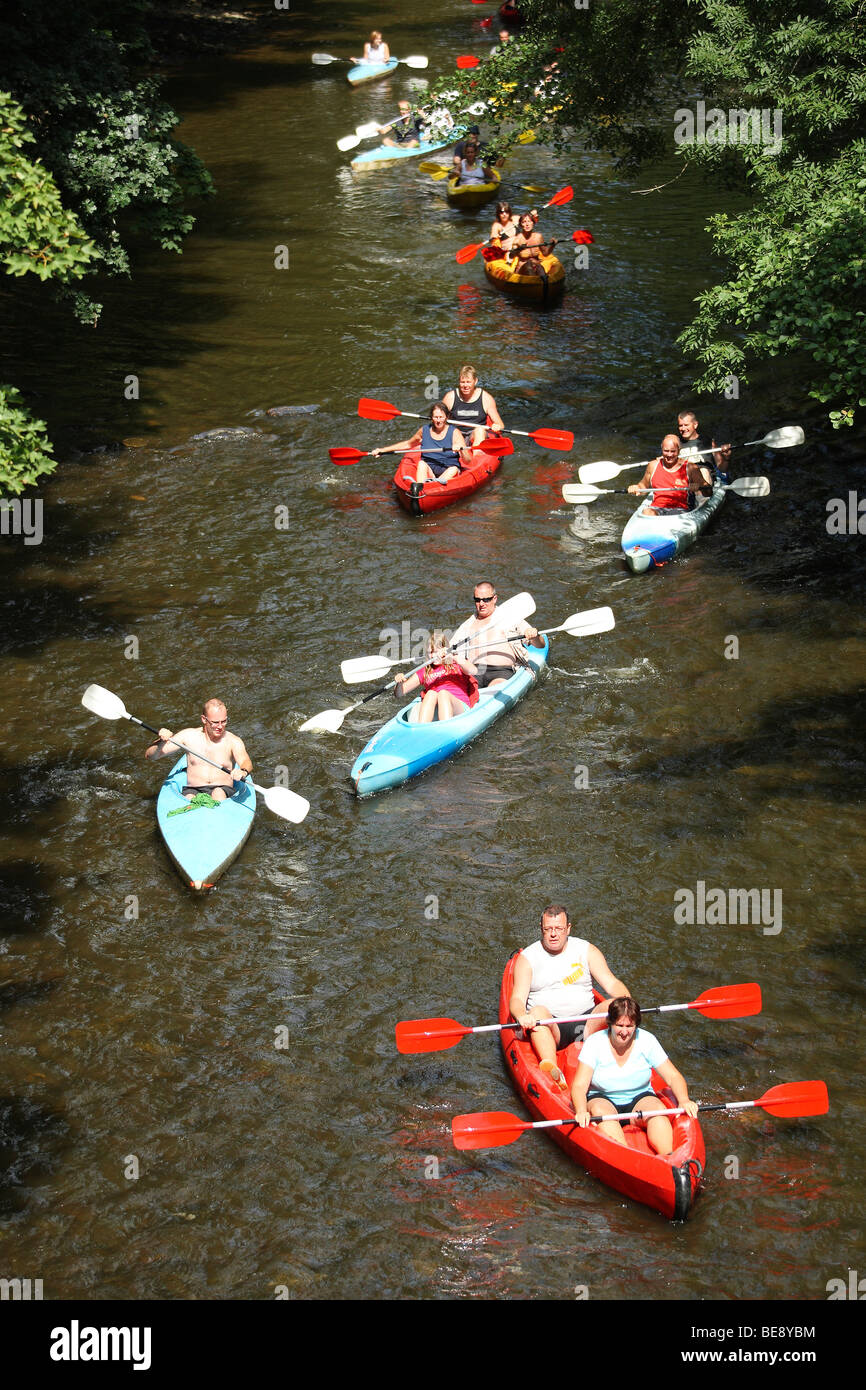 Kayak / Canoë-kayak sur la rivière Lesse dans les Ardennes, Belgique Banque D'Images