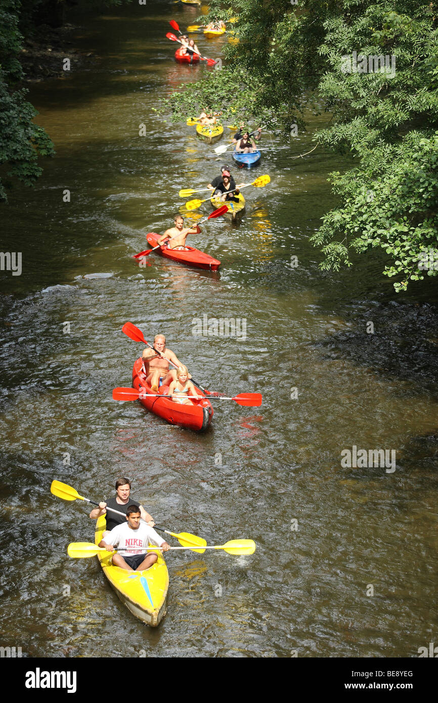 Kayak / Canoë-kayak sur la rivière Lesse dans les Ardennes, Belgique Banque D'Images