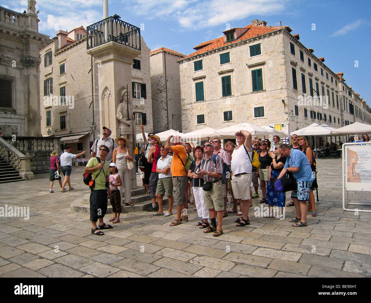 La Croatie ; Hrvartska ; Kroatien, Dubrovnik, l'recueillir dans square par la colonne d'Orlando comme points tourguide à l'horloge, Luža Squ Banque D'Images