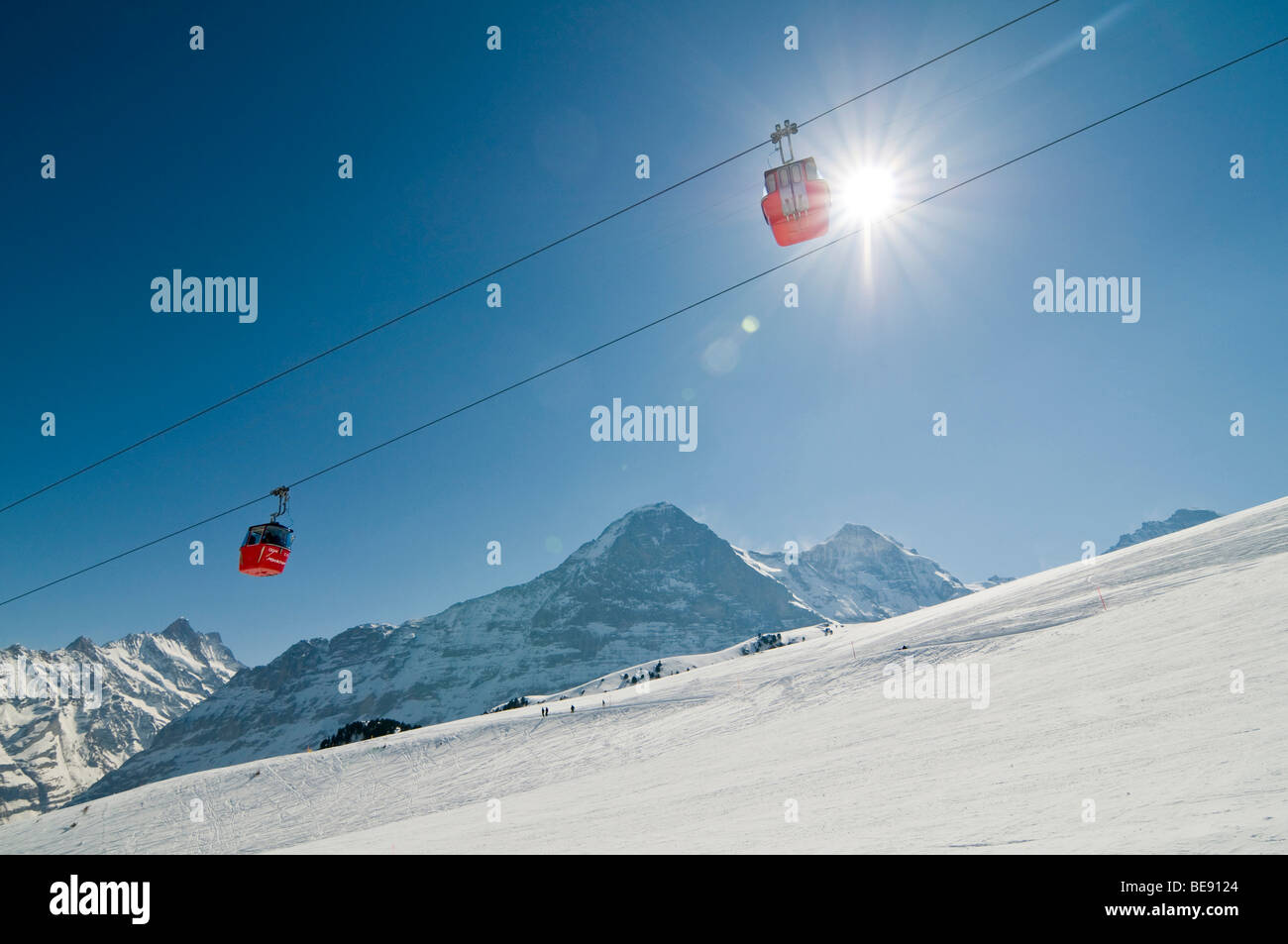 Moench et montagnes de l'Eiger et d'une télécabine avec rétro-éclairage du soleil, Grindelwald, Suisse, Europe Banque D'Images