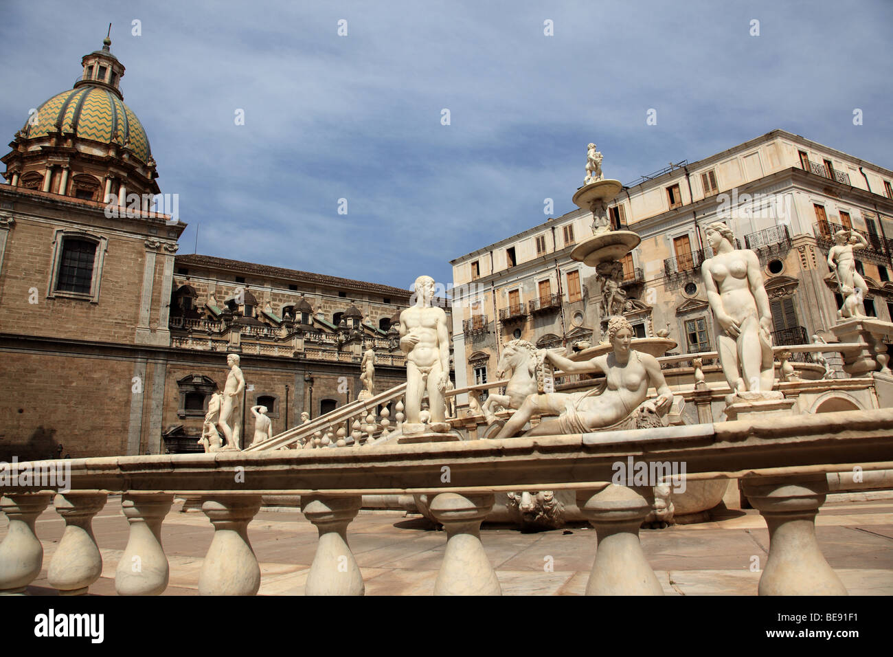 Les figures ornant le Fontana Pretoria dans la Piazza Pretoria de Palerme Sicile Italie Banque D'Images