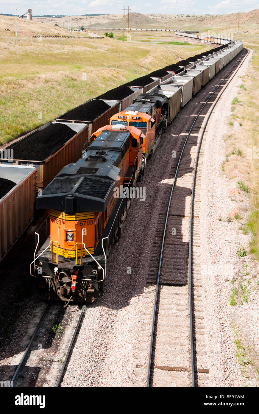 Les wagons chargés de charbon transporté par train de mines à proximité de centrales électriques dans le Wyoming Banque D'Images