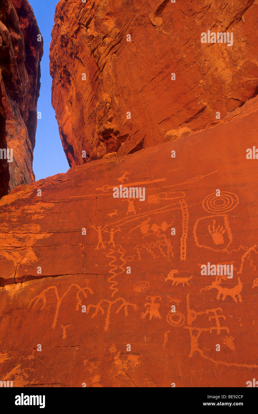 Pétroglyphes indiens à l'Atlatl Rock, Vallée de Feu Park, Native American rock carving sur grès colorés, northeas Aztèque Banque D'Images