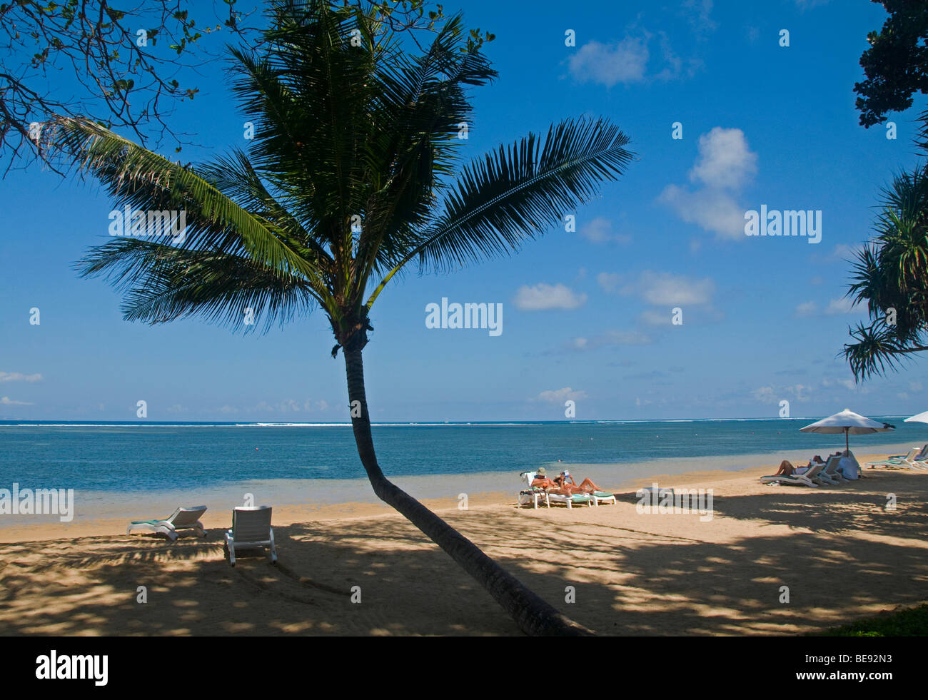Détente sur la plage à Bali Indonésie Banque D'Images