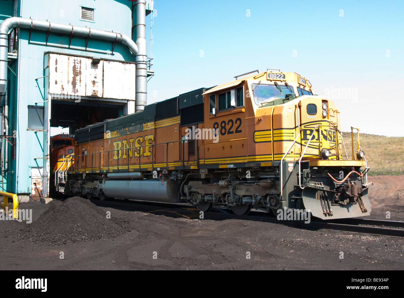 Grâce à une traction des locomotives silo de chargement sur une mine de charbon dans le Wyoming Banque D'Images