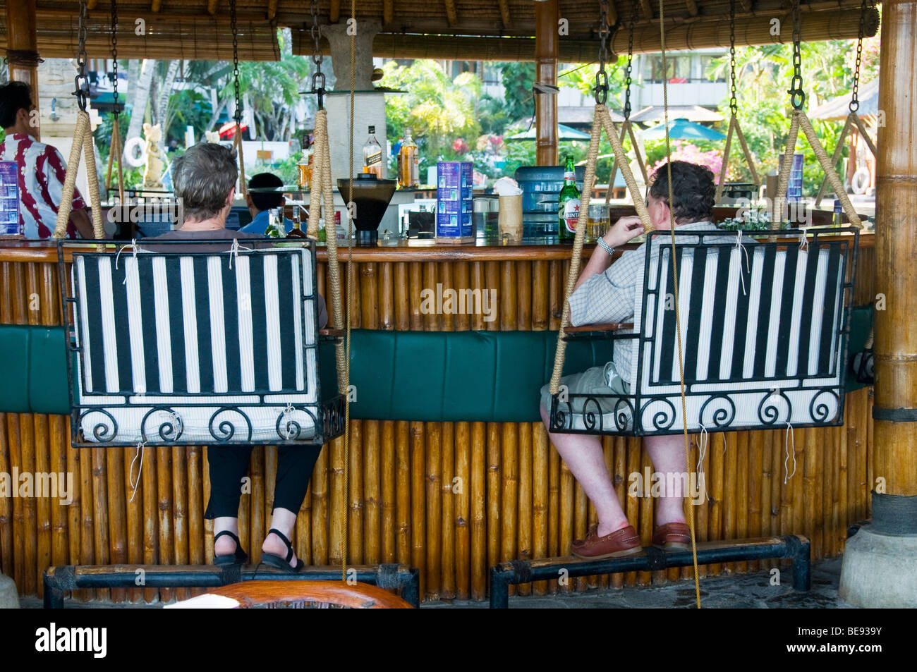 Les touristes appréciant un happy hour au bar de plage à Bali Indonésie Banque D'Images