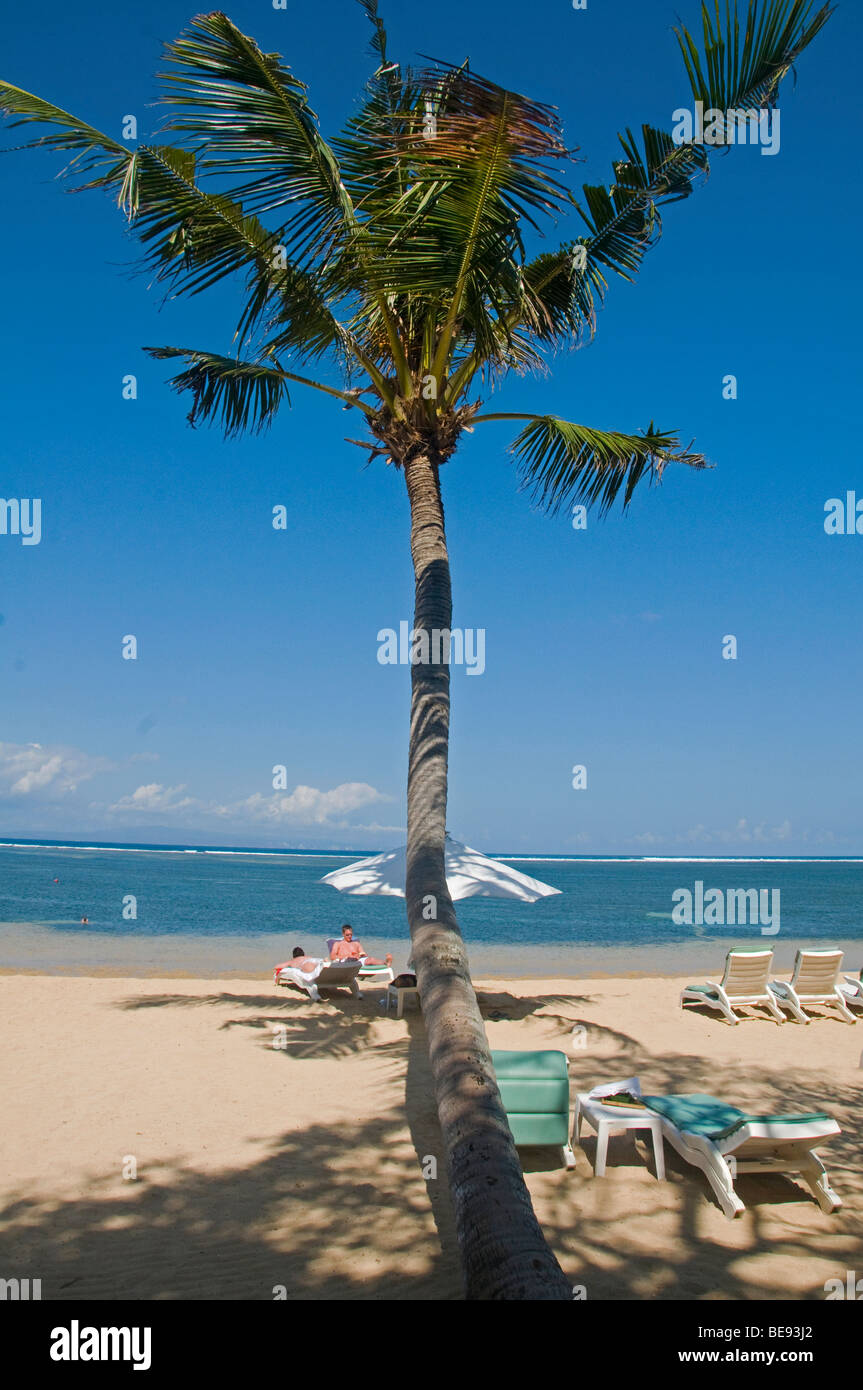 Détente sur la plage à Bali Indonésie Banque D'Images