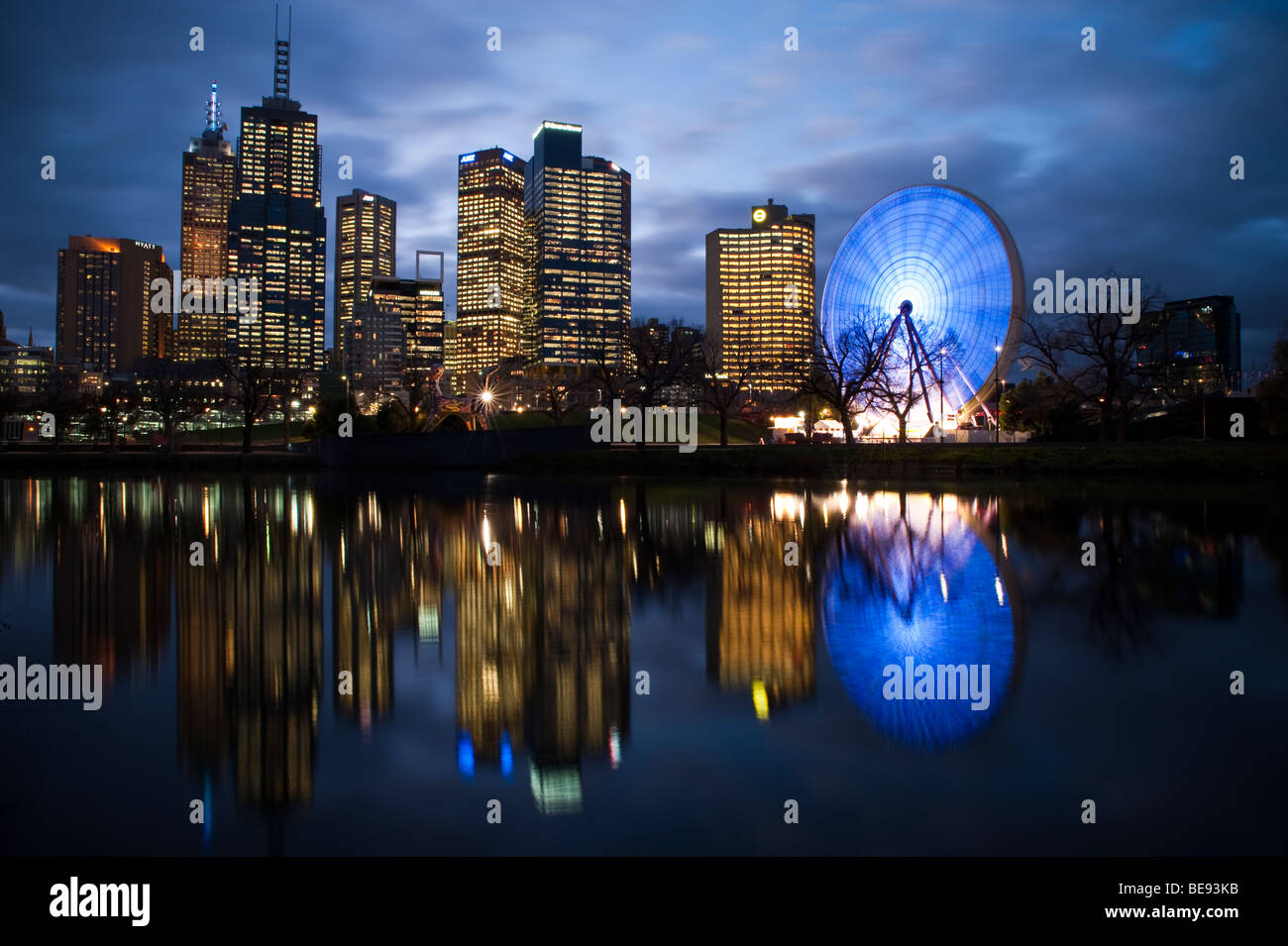 Melbourne City skyline reflète dans l'eau de la Rivière Yarra Banque D'Images