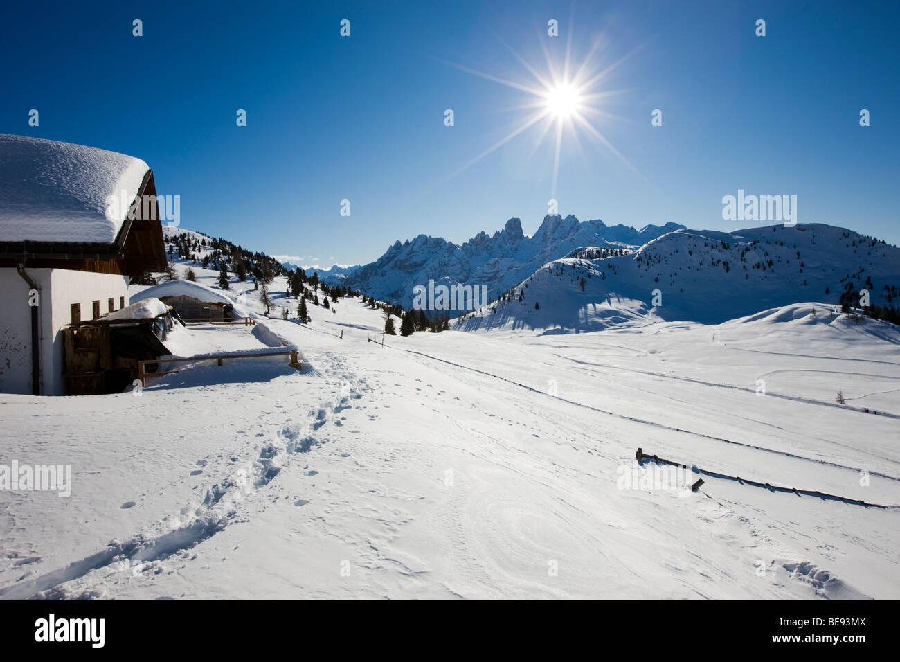 Lodge de montagne couverte de neige sur le haut plateau Plaetzwiese, vue vers le Monte Cristallo, Dolomites, Tyrol du Sud, Italie, Europe Banque D'Images