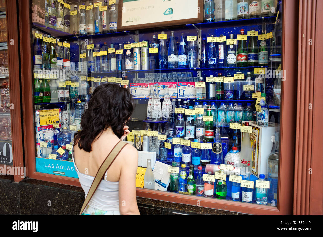 Vitrine avec grande sélection de bouteilles d'eau minérale. Barcelone. Espagne Banque D'Images