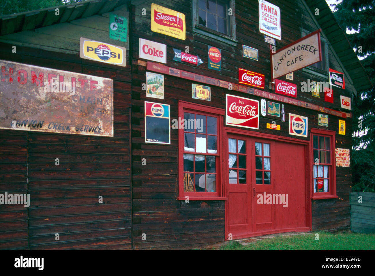 Hixon, BC, en Colombie-Britannique, Canada - Coca Cola, Coke et Pepsi Cola Signes de boissons gazeuses sur de vieux souvenirs Cafe Building Banque D'Images