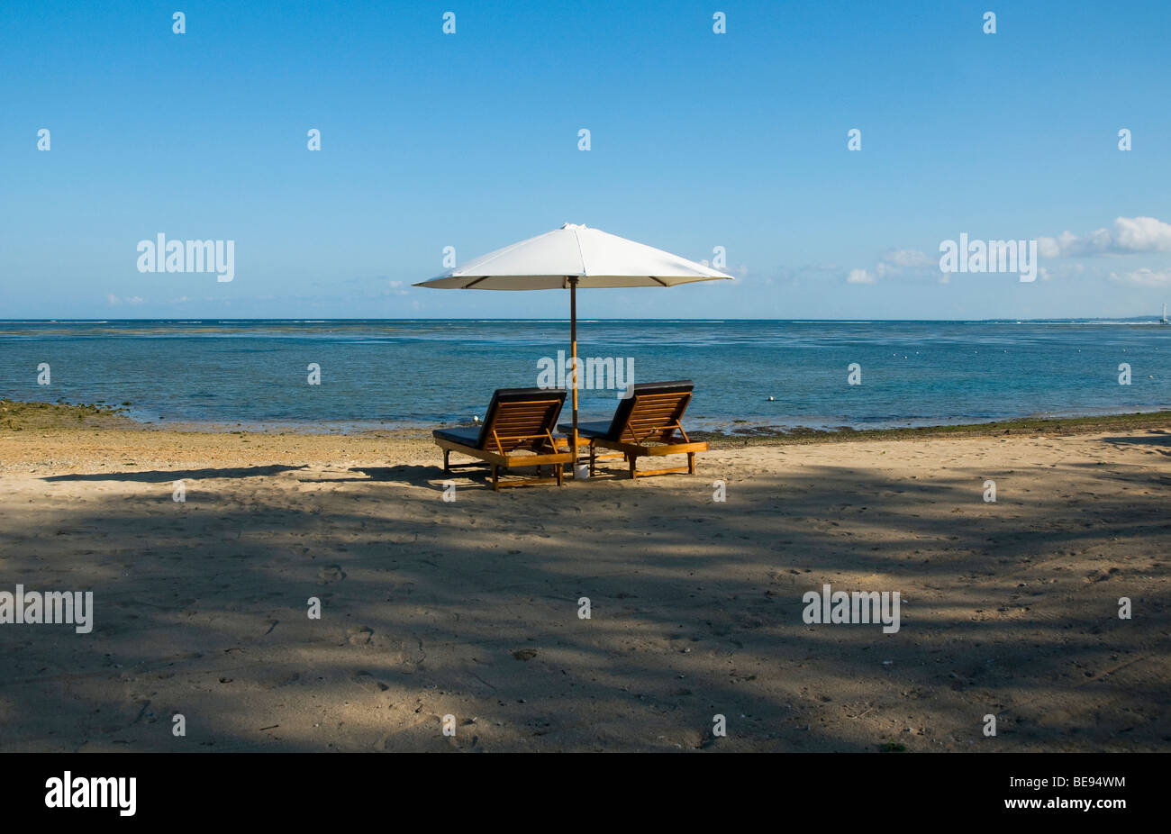Détente sur la plage à Bali Indonésie Banque D'Images