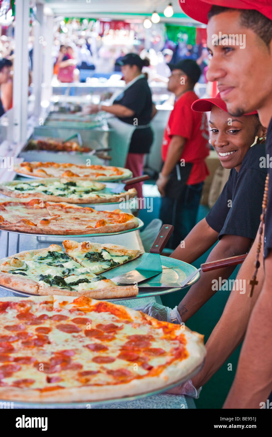 Vendeur de pizza à la fête de San Gennaro Festival à peu Itally à New York City Banque D'Images