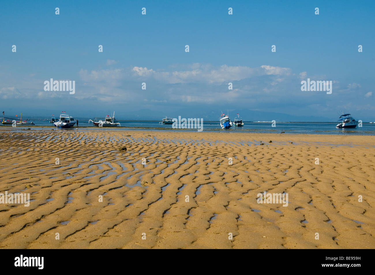 Bateaux à marée basse sur la plage à Bali Indonésie Banque D'Images