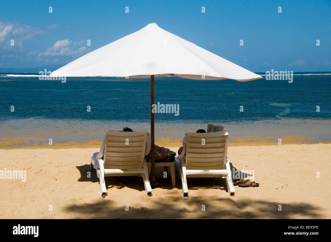 Détente sur la plage à Bali Indonésie Banque D'Images