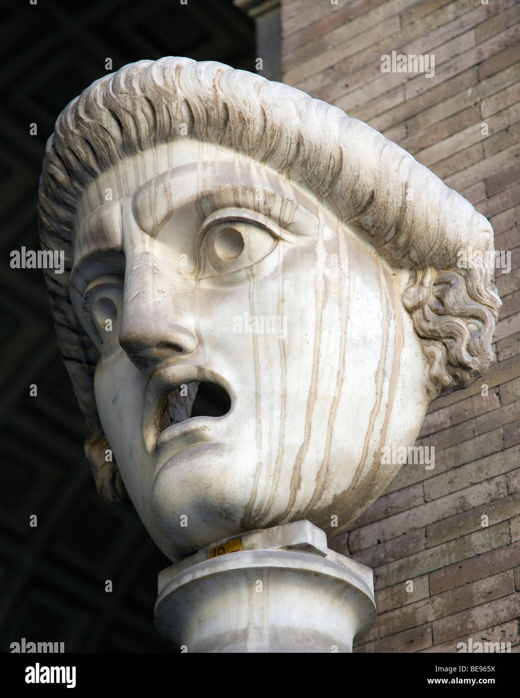 Italie Lazio Rome Vatican Museum un visage sculpté avec bouche ouverte béante dans la Cour octogonale du Palais du Belvédère Banque D'Images