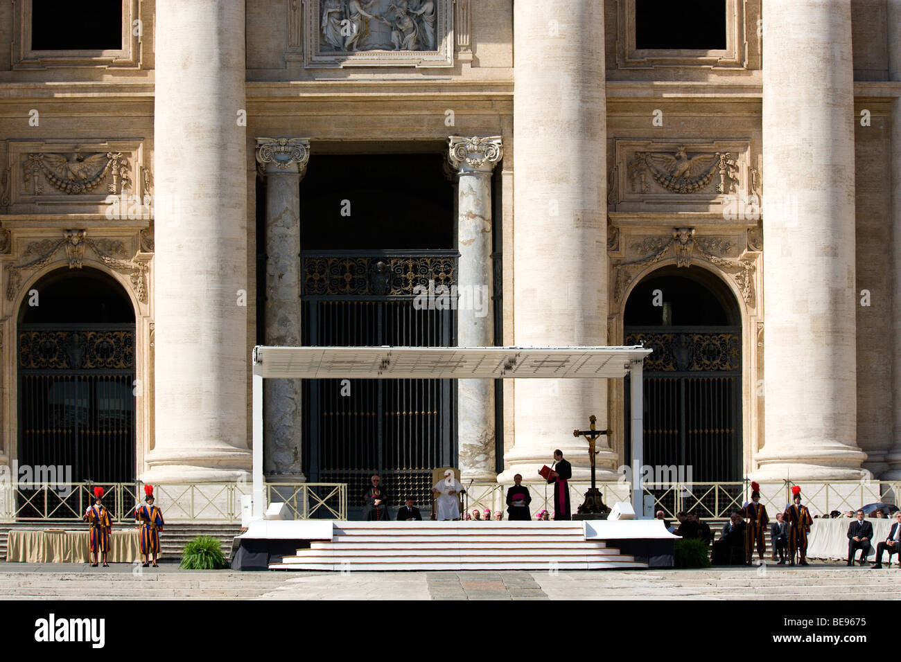 Italie Lazio Rome Vatican Le Pape Benoît XVI sous l'auvent à l'Audience Papale du Mercredi sur la place Saint-Pierre Banque D'Images