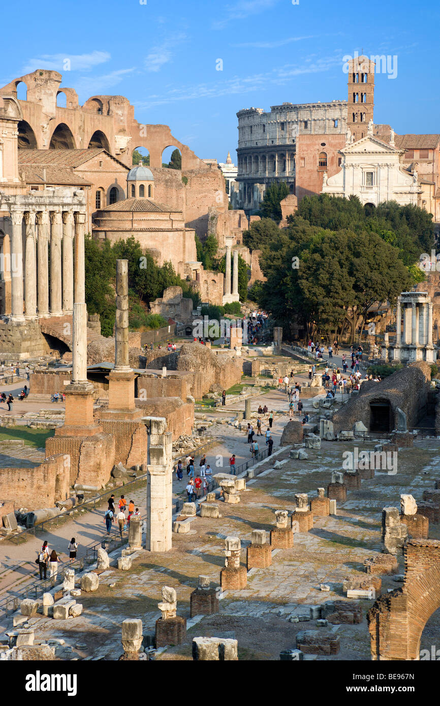Italie Latium Rome vue du Forum avec Colisée derrière clocher de l'église de Santa Francesca Romana avec les touristes Banque D'Images