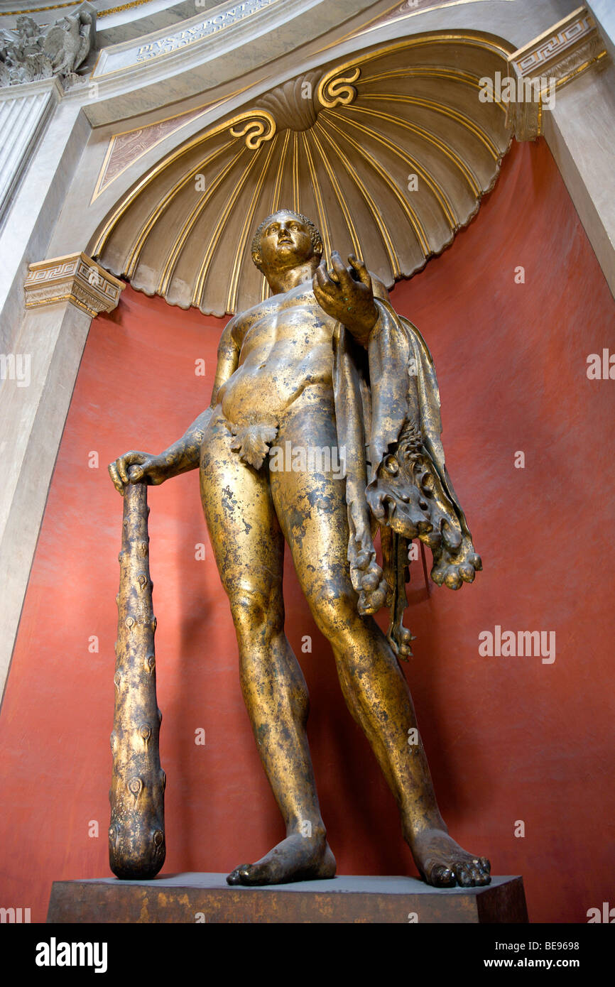 Italie Lazio Rome Vatican Museum Le doré bronze statue d'Hercule du théâtre de pompée dans la Sala Rotonda Banque D'Images