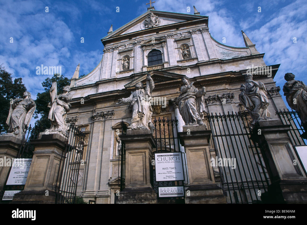 Pologne Wroclaw façade extérieure de tous les saints de l'église paroissiale avec statues religieuses et signer le détail fois des masses Banque D'Images