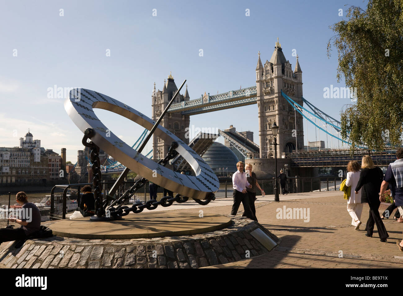 Cadran solaire et le Tower Bridge soulevées en arrière-plan, Londres GB UK Banque D'Images