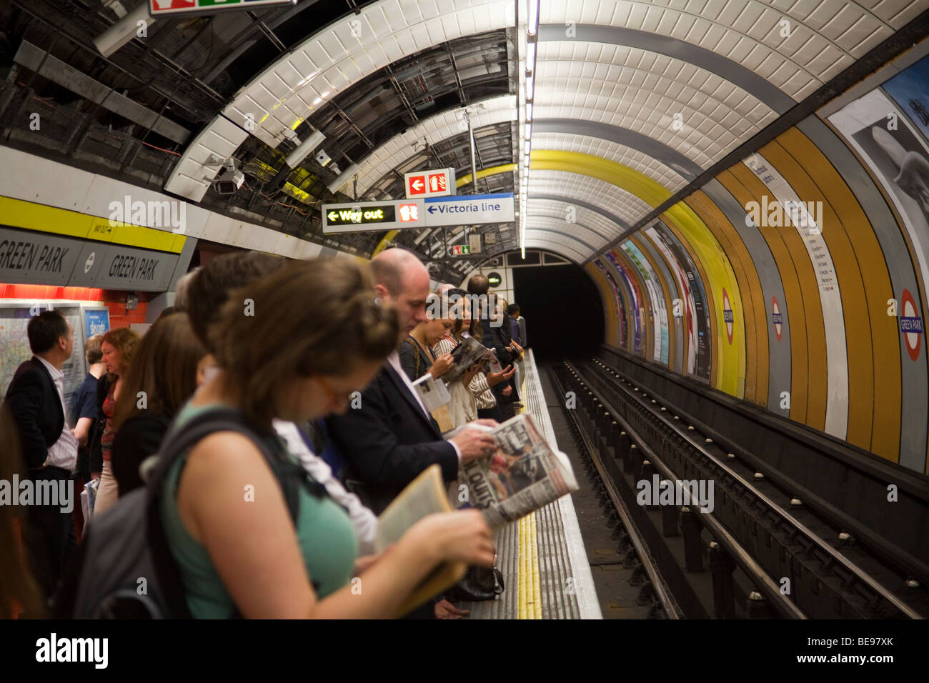 Plate-forme bondée, métro de Londres, Londres, Angleterre, Royaume-Uni Banque D'Images
