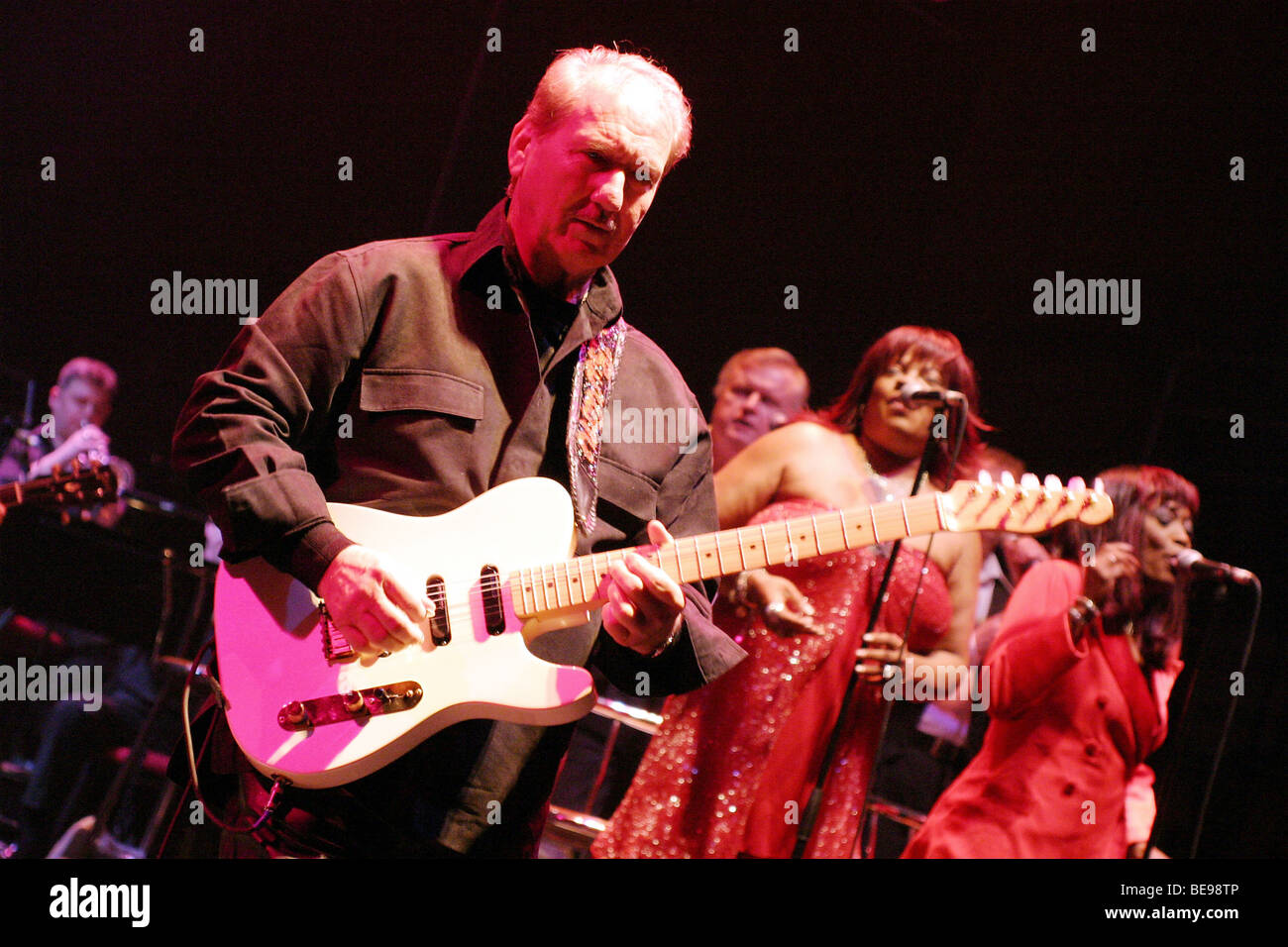 JAMES BURTON - musicien rock américain avec l'Antre du groupe en mai 2005 à l'Hammersmith Apollo de Londres Banque D'Images JAMES BURTON - musicien rock américain avec l'Antre du groupe en mai 2005 à l'Hammersmith Apollo de Londres Banque D'Images