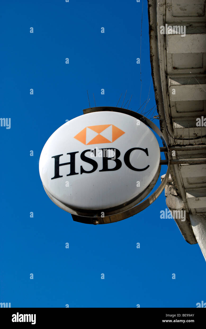 Inscrivez-ronde pour une succursale de la banque HSBC, à Twickenham, Middlesex, Angleterre Banque D'Images