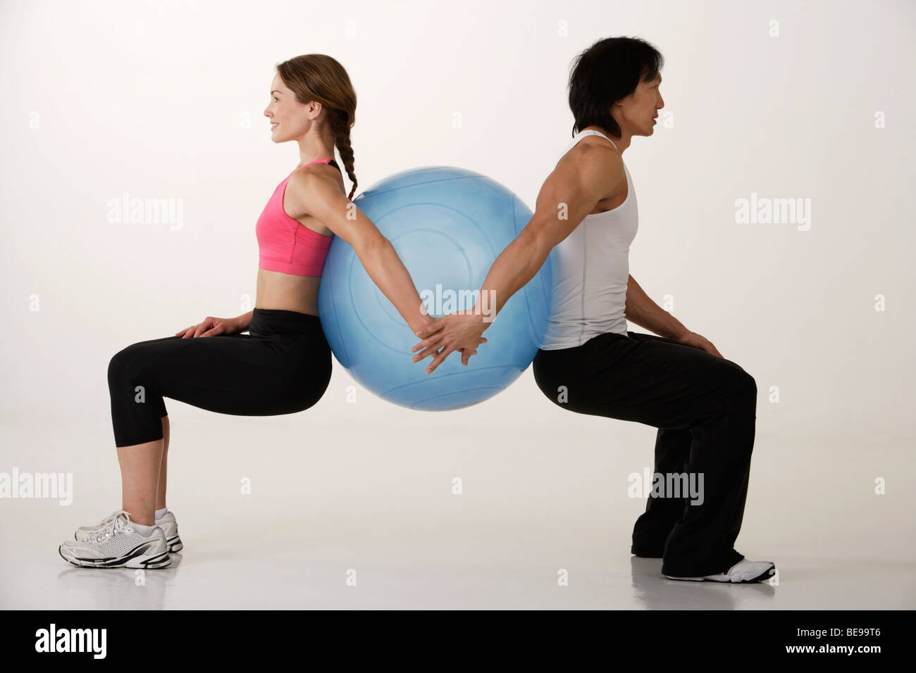 Couple working out avec boule d'exercice Banque D'Images