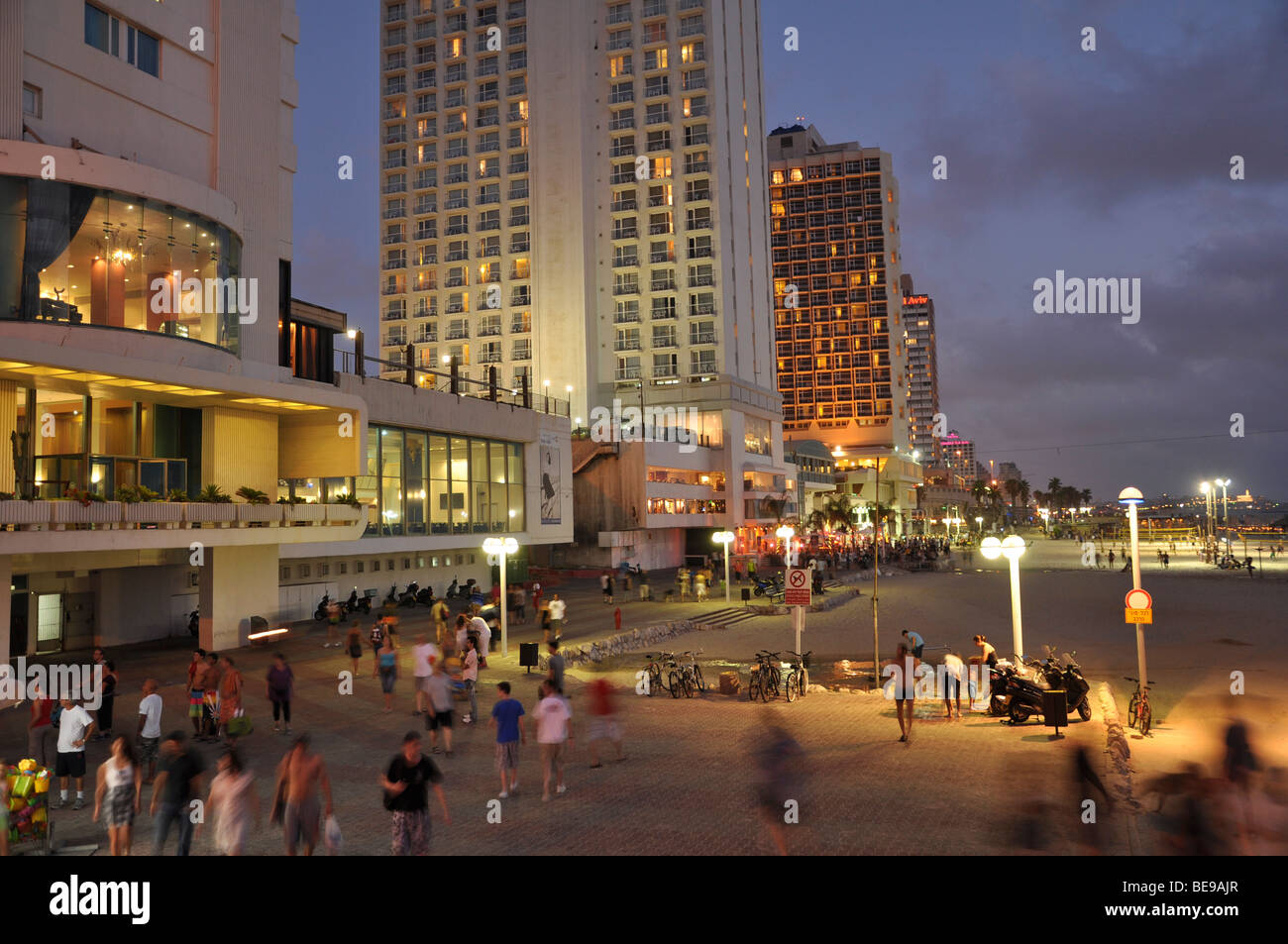 Israël, Tel Aviv La plage le soir Banque D'Images