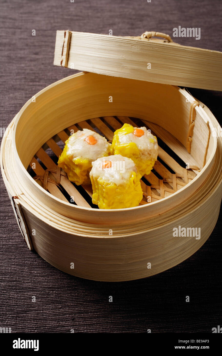 Bateau à vapeur de bambou avec dimsum Banque D'Images