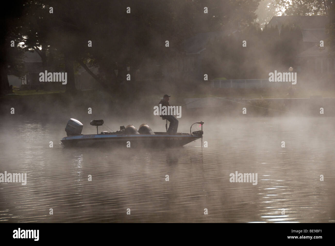 La pêche de la basse sur le canal Érié, NY USA. Banque D'Images