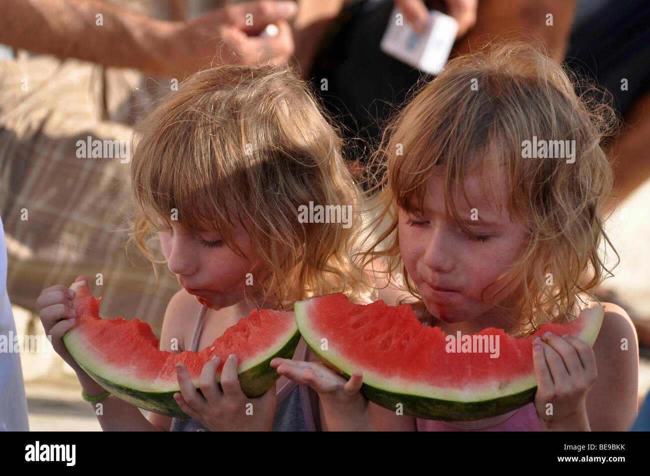 Israël, Tel Aviv La plage des jumeaux girls eating watermellon Banque D'Images